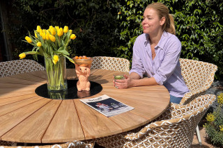froukje de both geniet in haar tuin