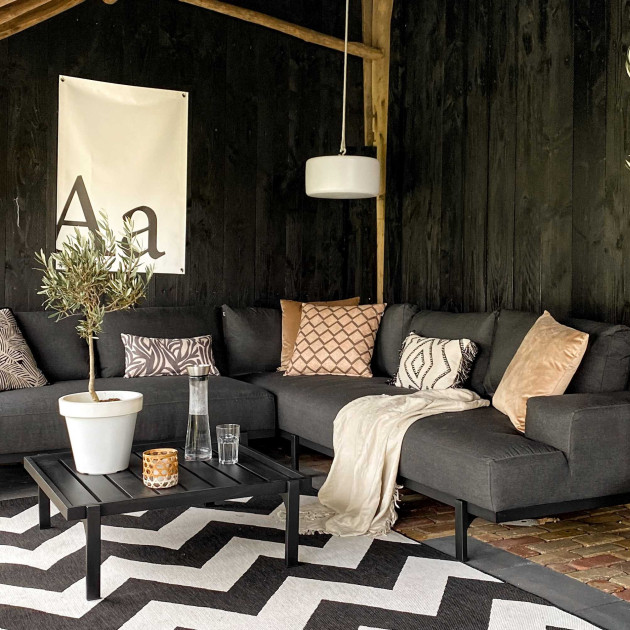 tuin met pergola zwart
