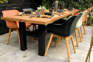 tuin met zwarte veranda