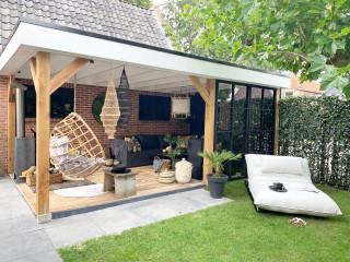 veranda met zwarte tuinmeubelen